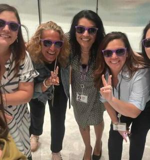 skupina žen se slunečními brýlemi pózujících pro fotografii