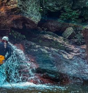 一名男子从瀑布跳入河中