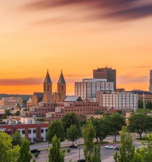 pohled na panorama města při západu slunce