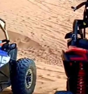 沙漠中的两辆全地形车