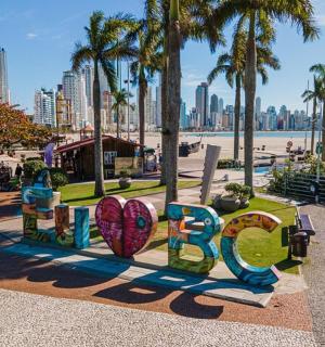 cedule s nápisem „surfujte na pláži s palmami“