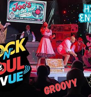 一群在舞台上表演的人