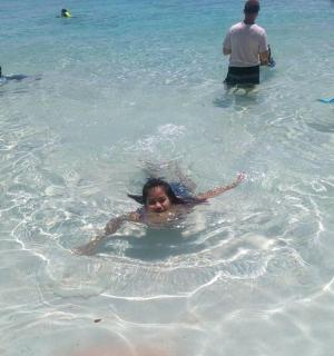 一群人在海滩的水中