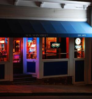 晚上窗户上挂满霓虹灯的餐厅