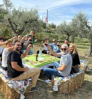 一群人围坐在干草堆上的桌子旁