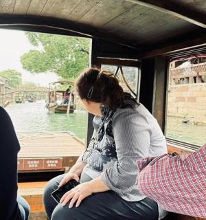 muž a žena sedící v lodi