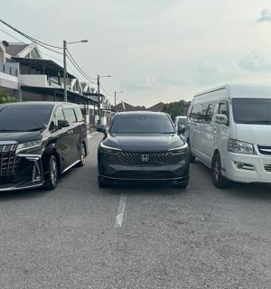 Dos vehículos están estacionados en un estacionamiento