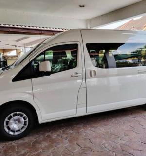 شاحنة بيضاء متوقفة في الشارع