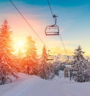 滑雪场上的滑雪缆车,树木被白雪覆盖