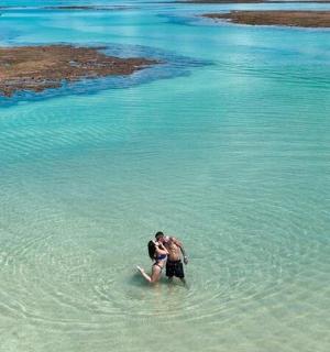 muž a žena se líbají ve vodě