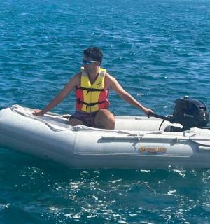 一名男子在水中的木筏上