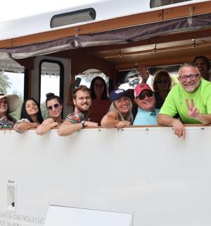 skupina lidí dívajících se z okna autobusu