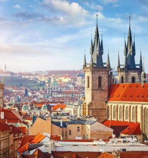 一座有塔楼和建筑物的城市景观