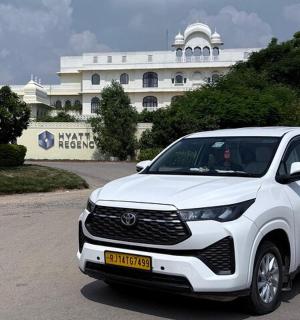 bílé auto zaparkované před budovou