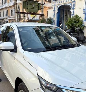 一名男子站在一辆白色汽车旁边