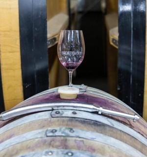 酒杯放在酒桶上