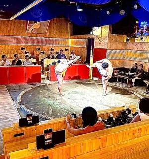 一群人观看舞台上的两个人