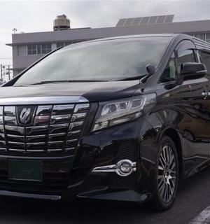 černé SUV zaparkované na parkovišti