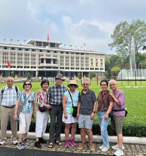 skupina lidí stojících před budovou