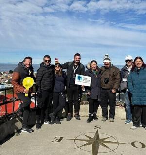 一群人在窗台上摆姿势拍照