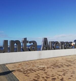 以海洋为背景的海滩标志