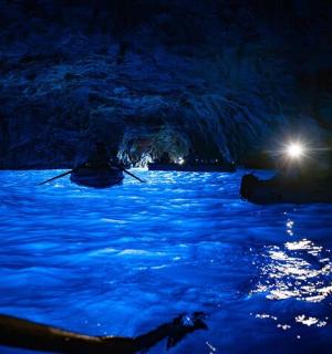 osoba na lodi v jeskyni v noci