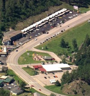 停车场的鸟瞰图,道路上停满了汽车