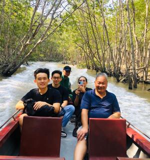 一群人乘船沿河而下