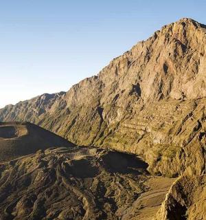 一座侧面有洞的岩石山