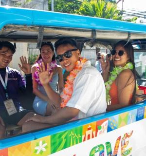 一群人坐在公共汽车上