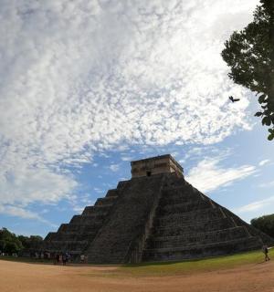 公园里的金字塔,天空中飘着风筝