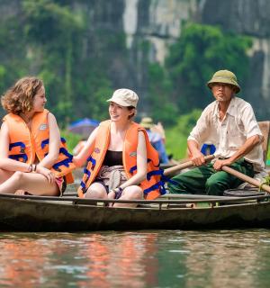 三个人坐在水上的船里