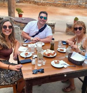 skupina lidí sedících u stolu