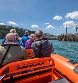 一群人在水中的船上