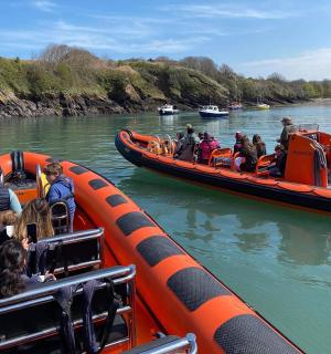 河上船上的一群人