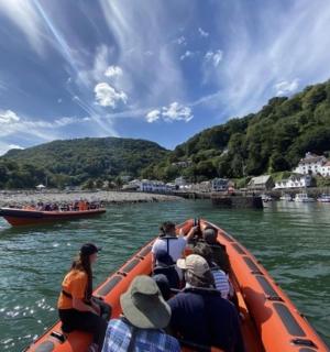 一群人在水上的船上