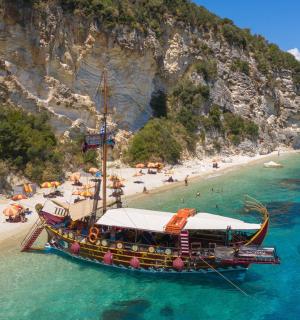 海滩边水中的一艘船