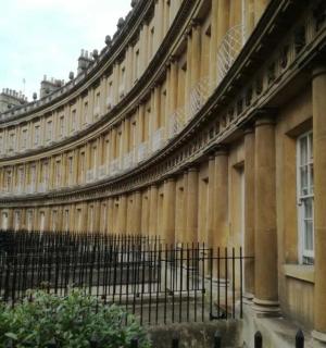 一座前面有围栏的大楼