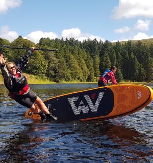 一群人在河上划桨