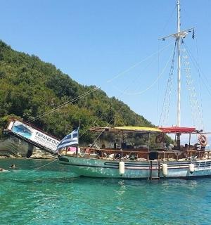 水中载有人的船