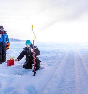 三个人站在雪地里