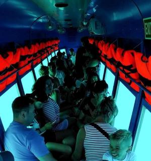 skupina lidí jedoucích v autobuse