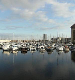 一堆船停靠在港口