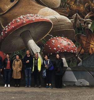 一群人站在一堵长满蘑菇的墙前