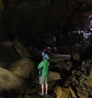 一名男子站在洞穴里