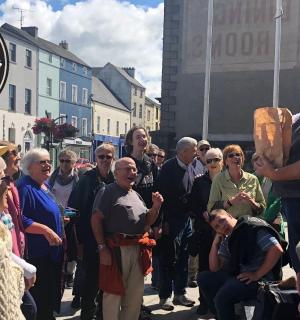 velká skupina lidí stojících v davu