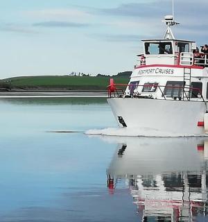 loď s lidmi na vodě