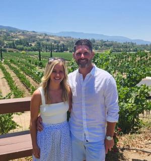 一男一女站在葡萄园前