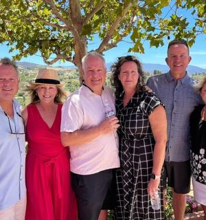 一群人摆姿势拍照