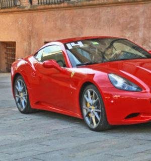 两辆红色跑车停在停车场